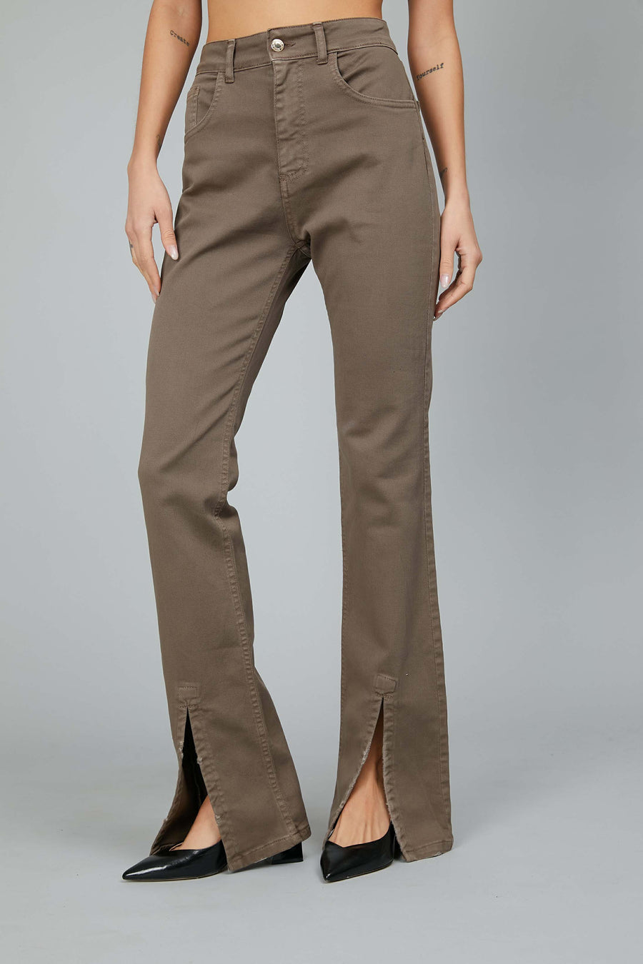 BROWN JEANS WITH SPLIT