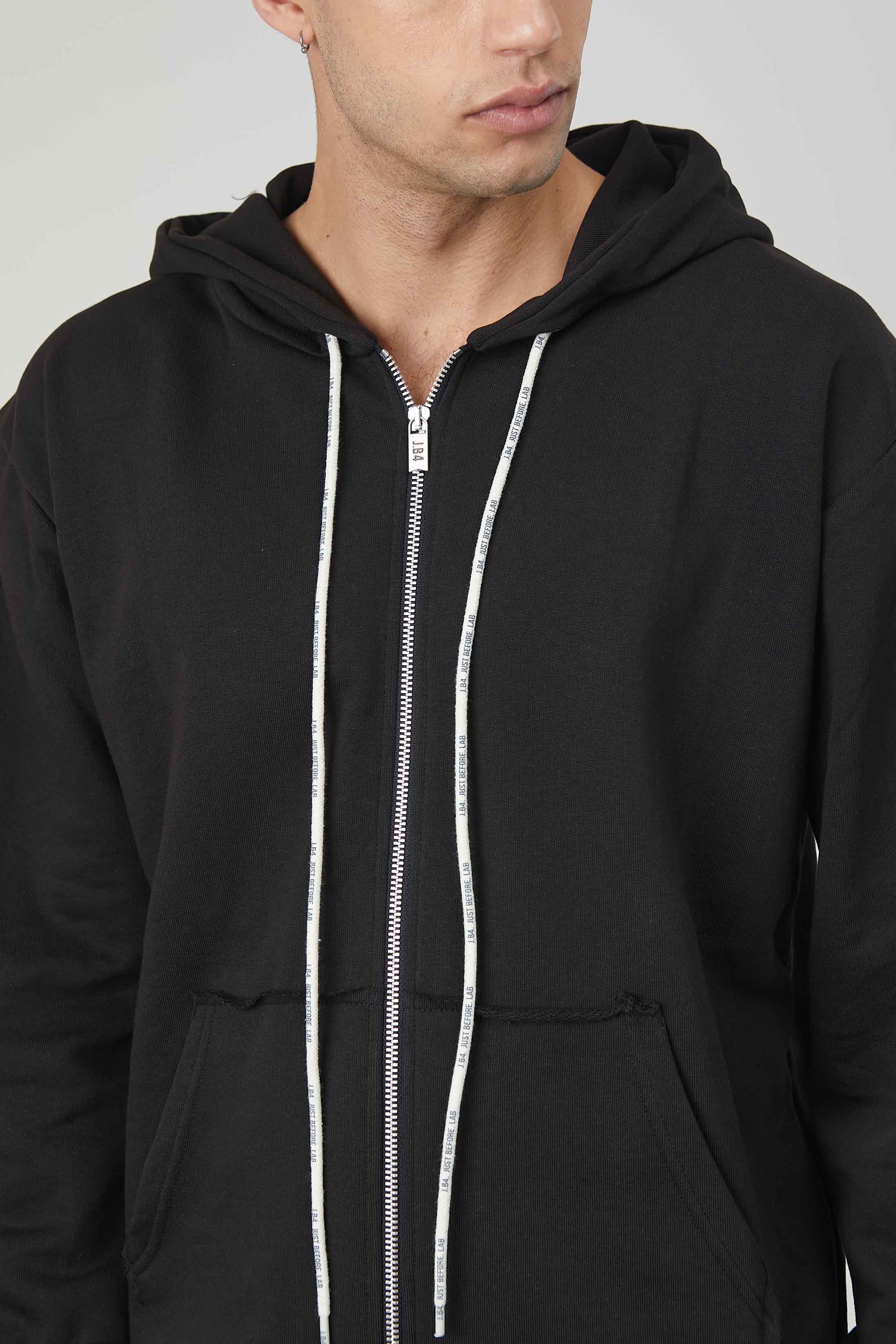 FELPA ZIP NOT ORDINARY BLACK