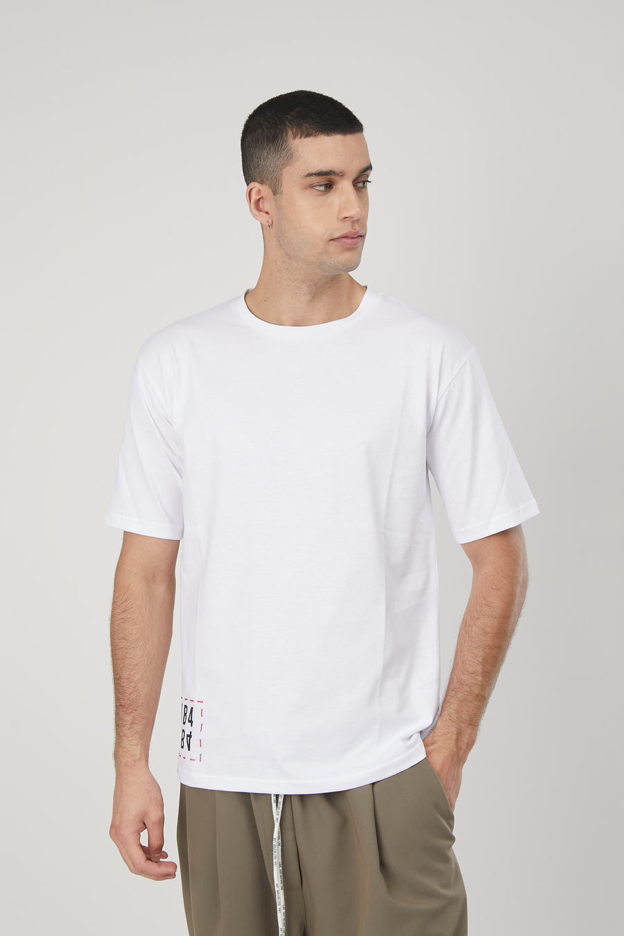 WHITE SQUARE EMBROIDERY LOGO T-SHIRT