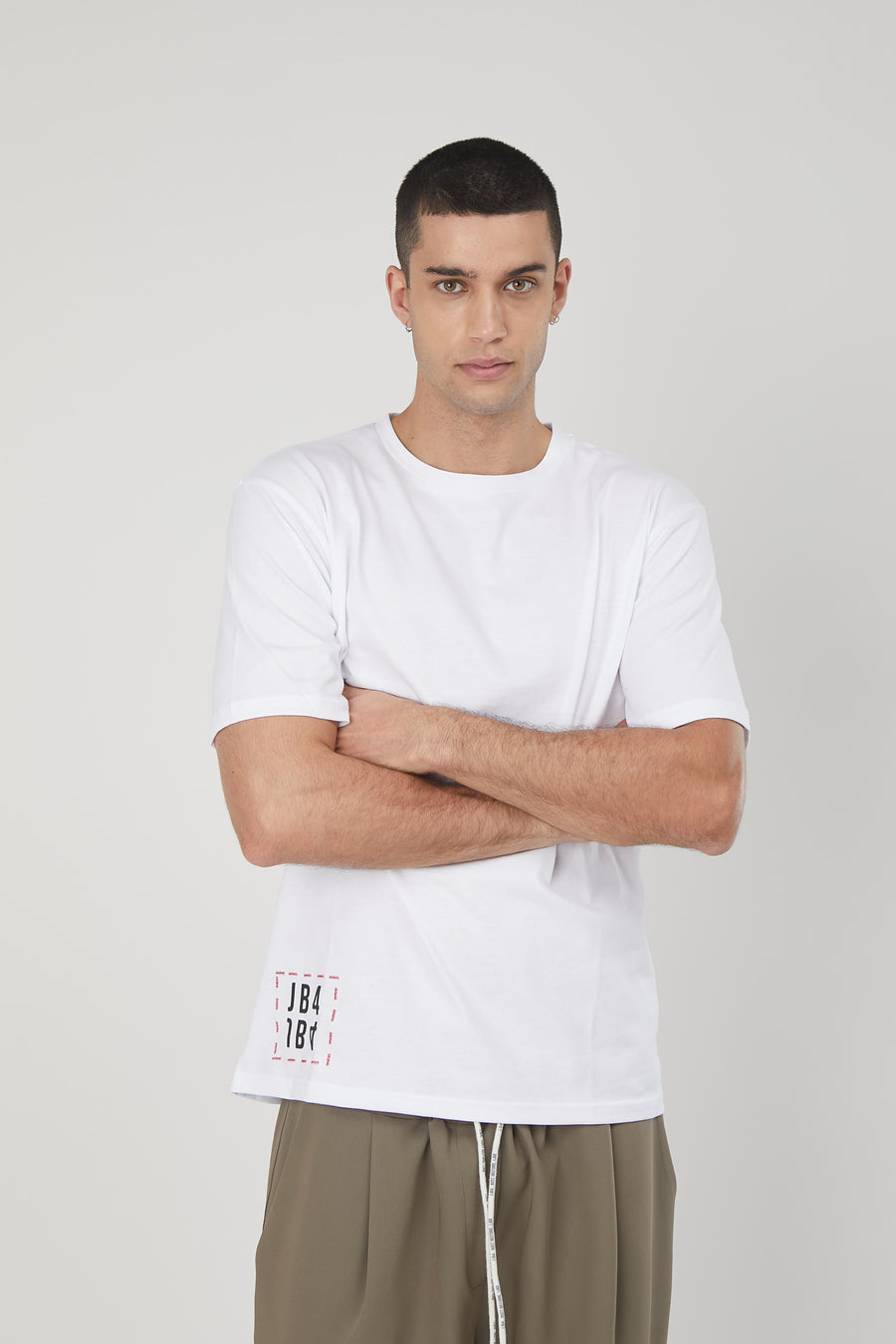 WHITE SQUARE EMBROIDERY LOGO T-SHIRT