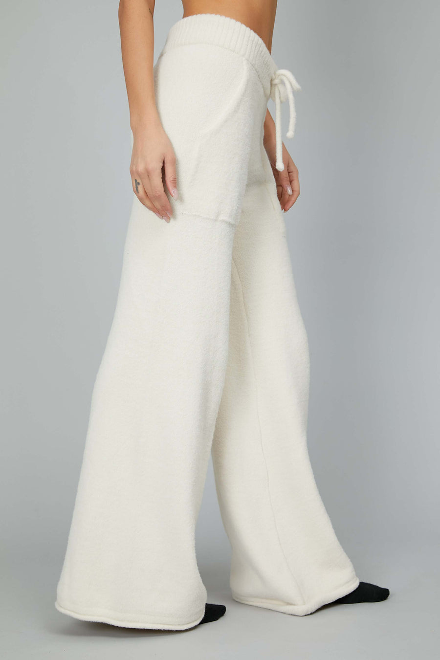 WHITE KNITTED TROUSERS