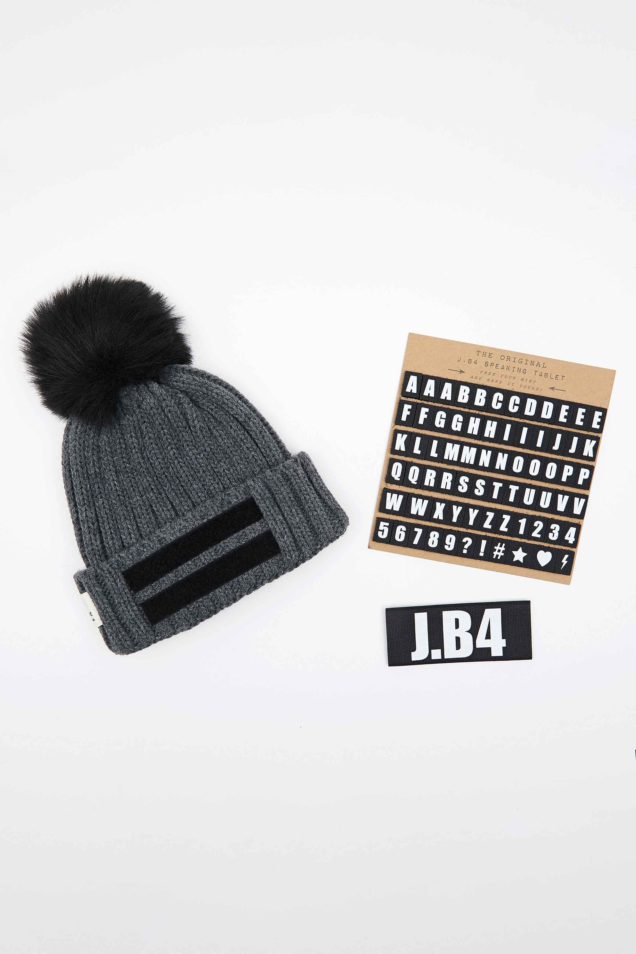 SPEAKING POMPON FUR GRAY BEANIE