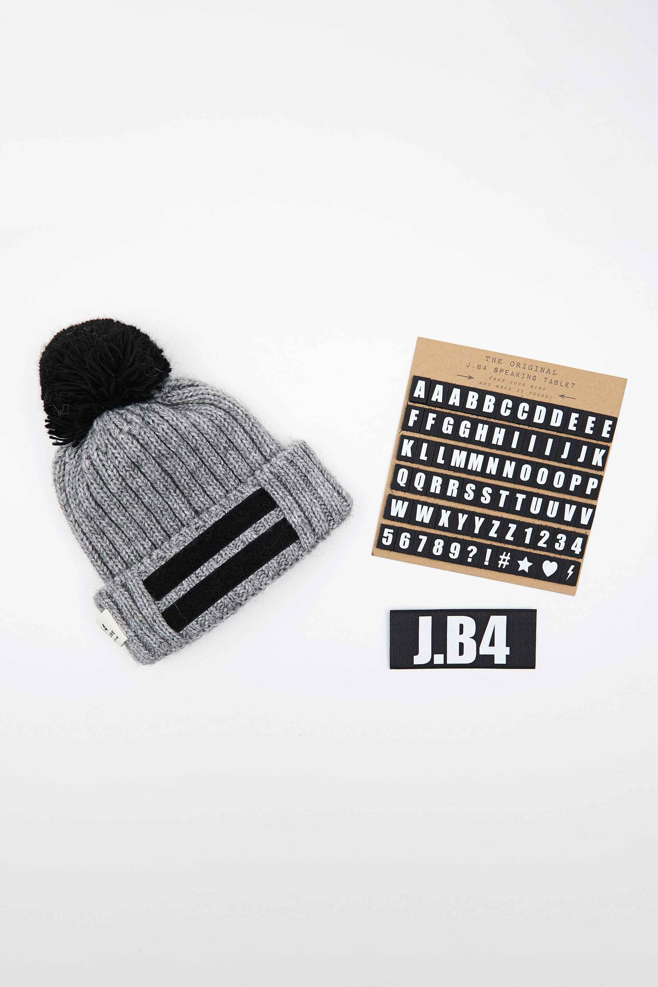 SPEAKING POMPON WOOL GRAY BEANIE