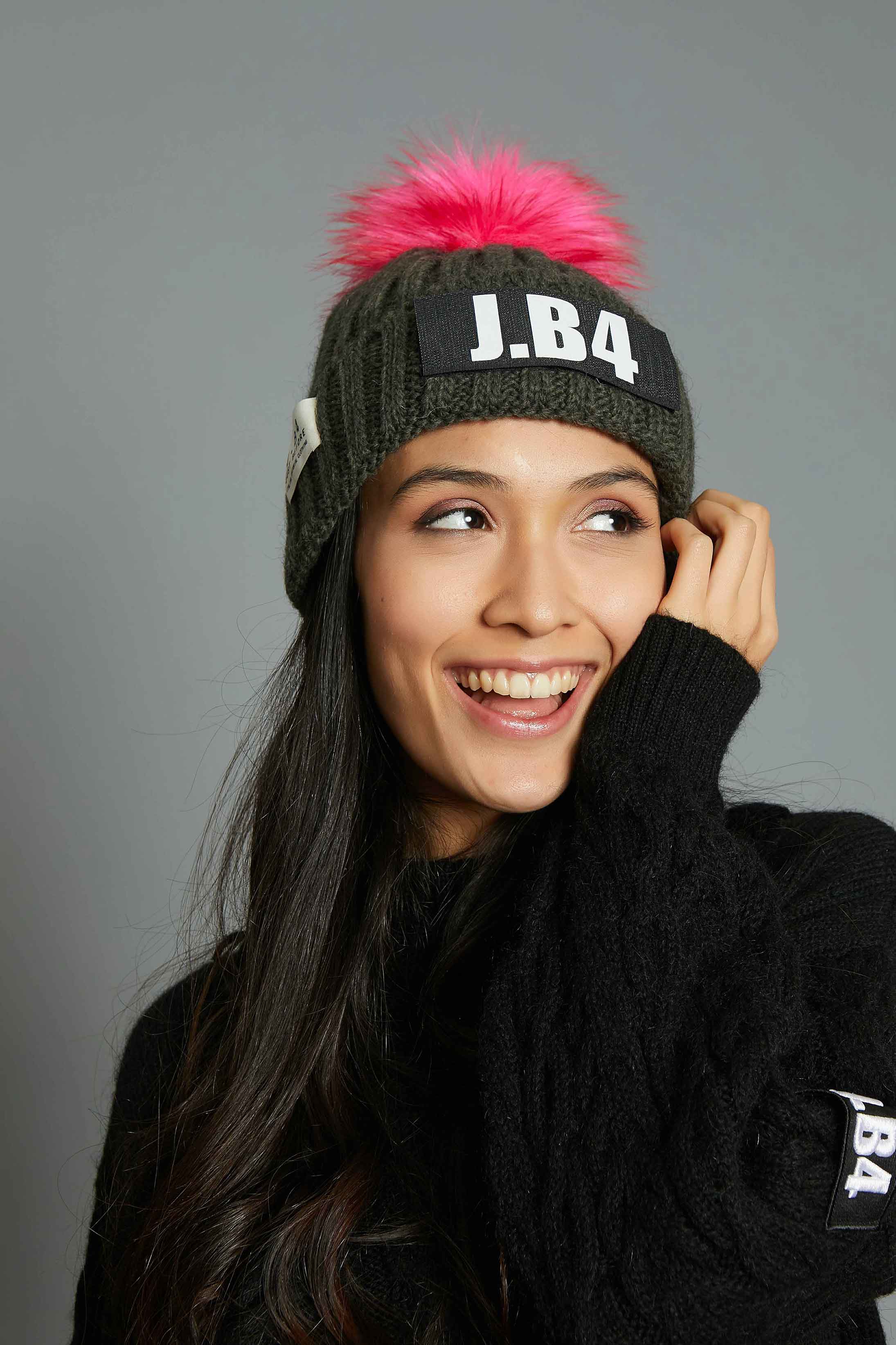 BERRETTO VERDE SPEAKING POMPON ROSA FLUO