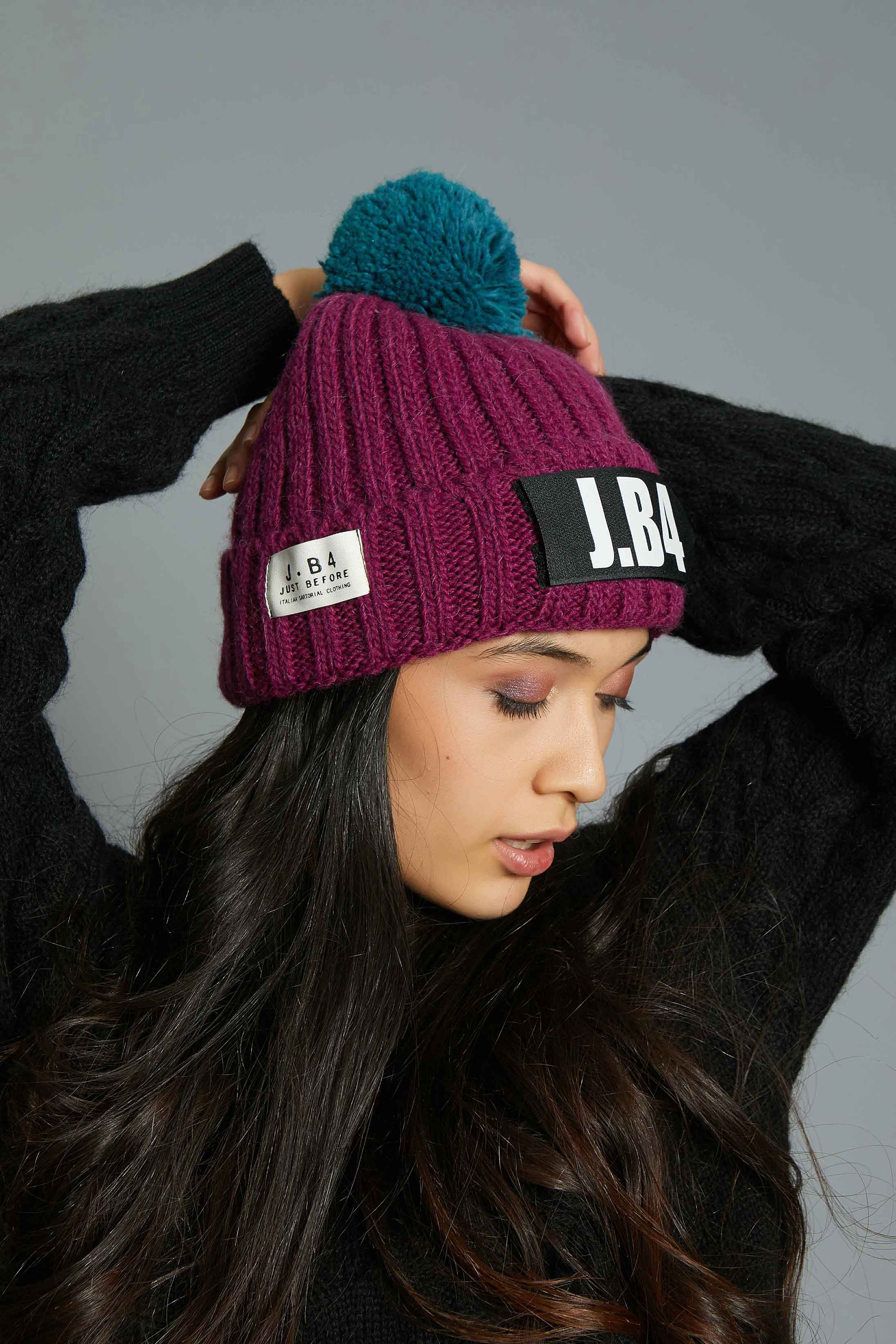 BERRETTO VIOLA SPEAKING CON POMPON BLU