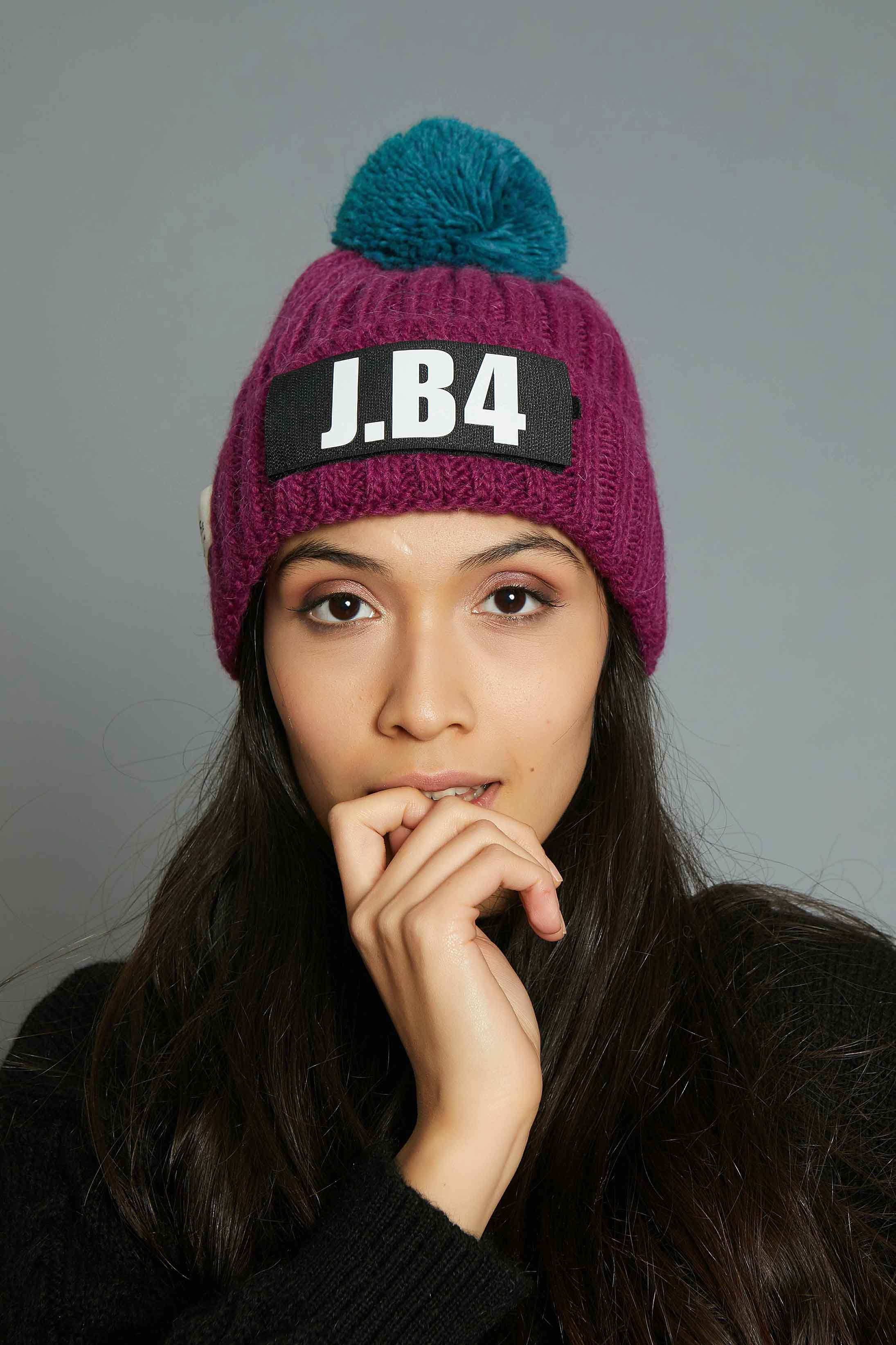 BERRETTO VIOLA SPEAKING CON POMPON BLU