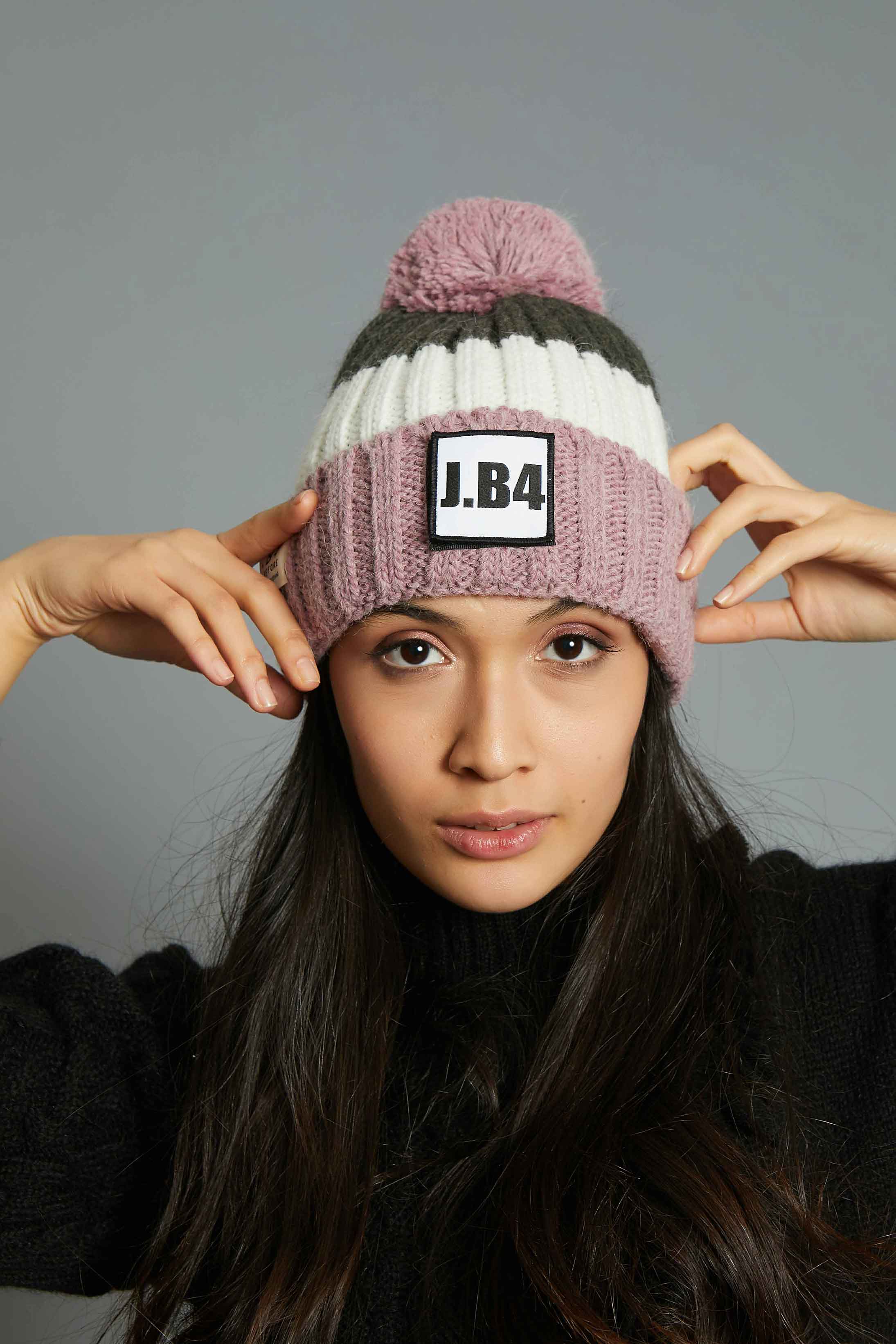 CAPPELLO A RIGHE CON POMPON ROSA