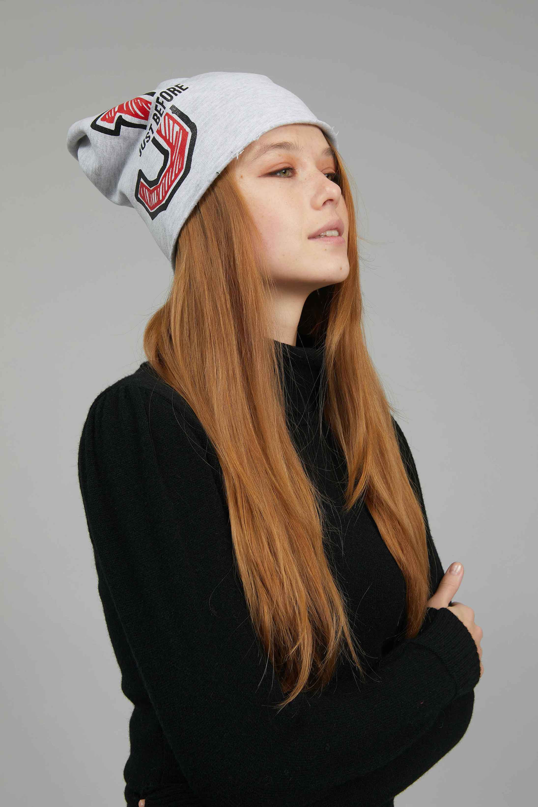 BEANIE GREY FELPA LOGO