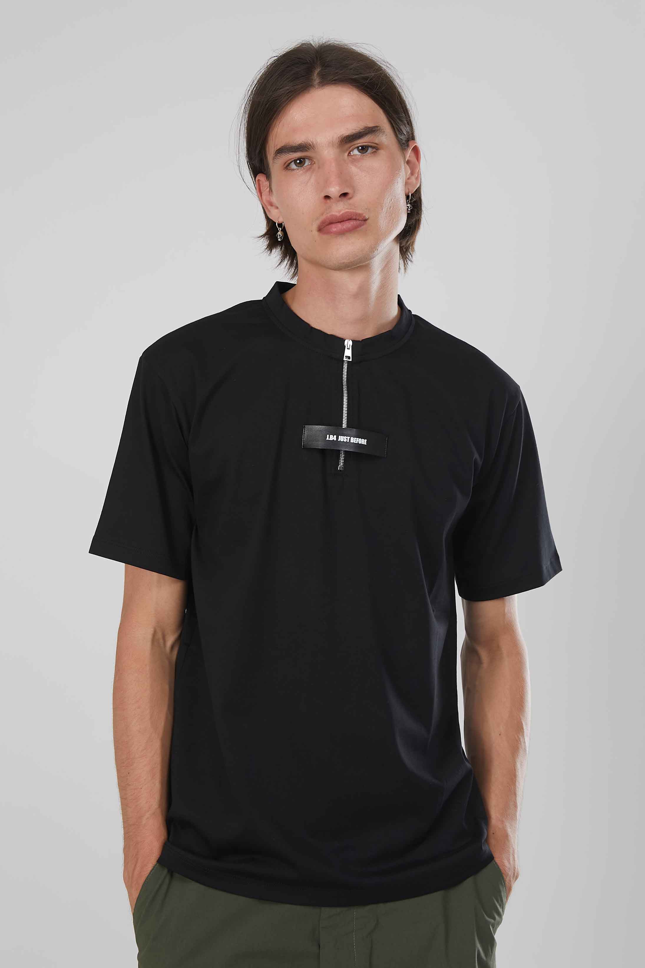 T-SHIRT ZIP CORTA ETICHETTA BLACK