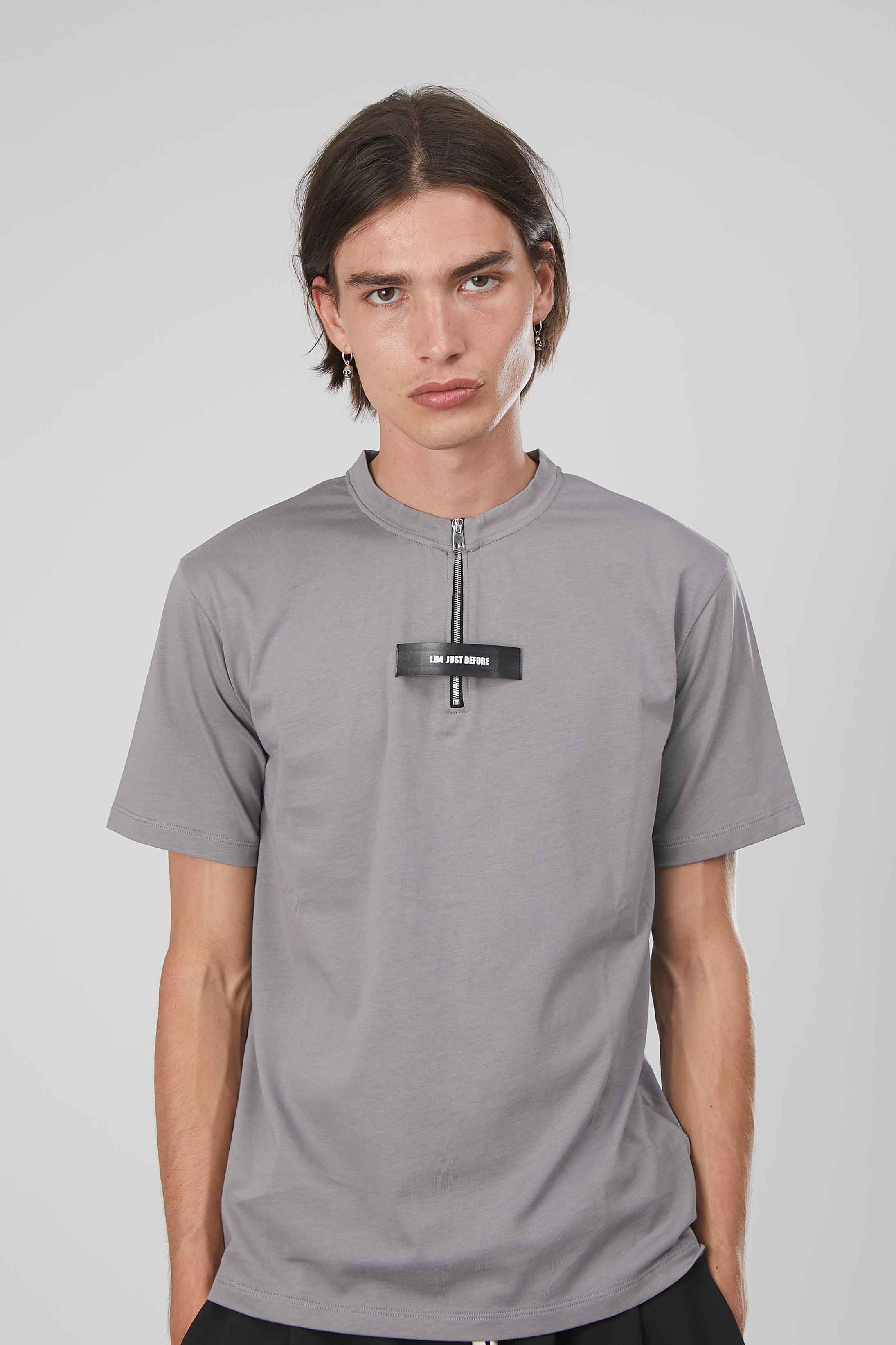 T-SHIRT ZIP CORTA ETICHETTA GREY
