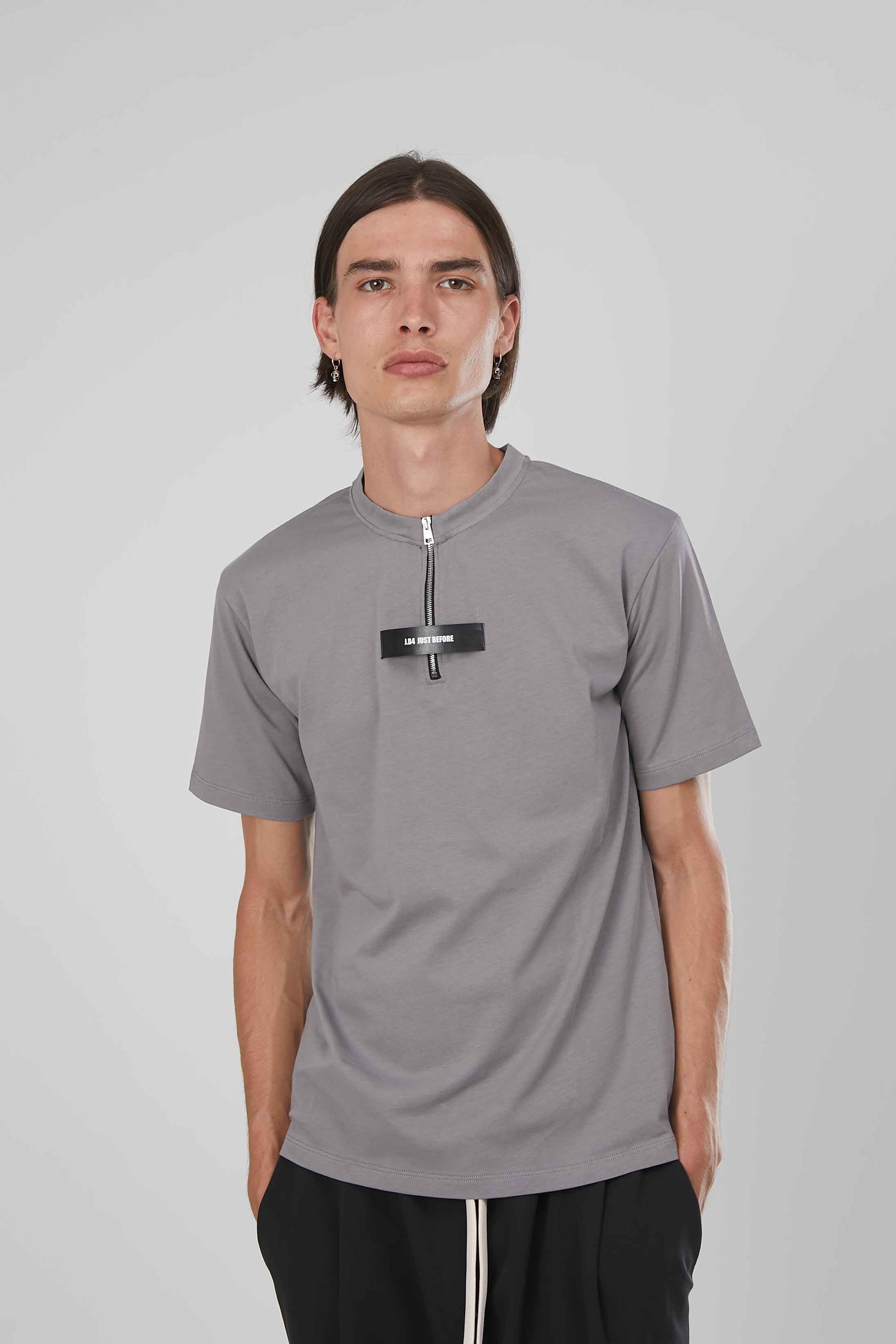 T-SHIRT ZIP CORTA ETICHETTA GREY