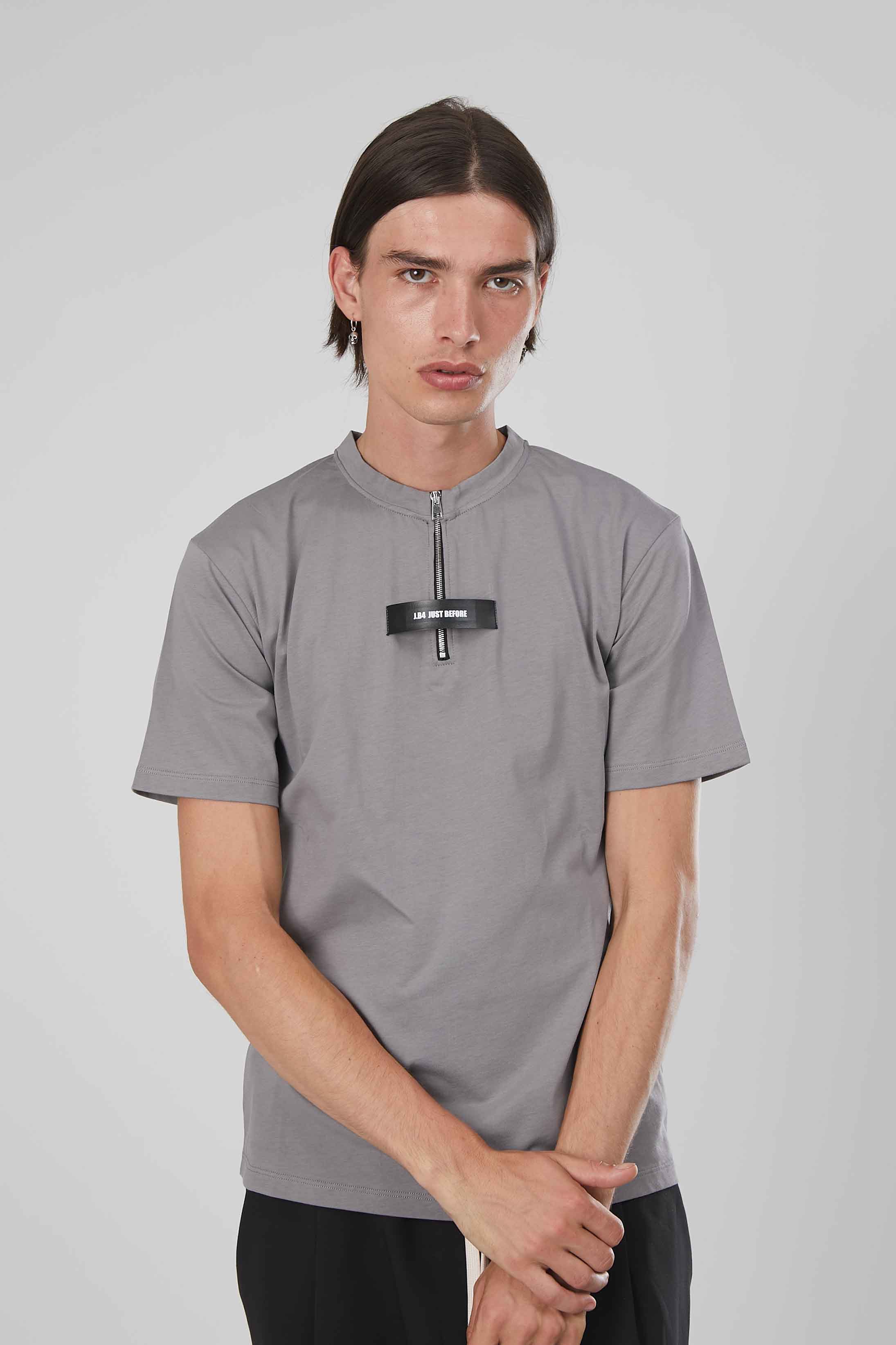 T-SHIRT ZIP CORTA ETICHETTA GREY