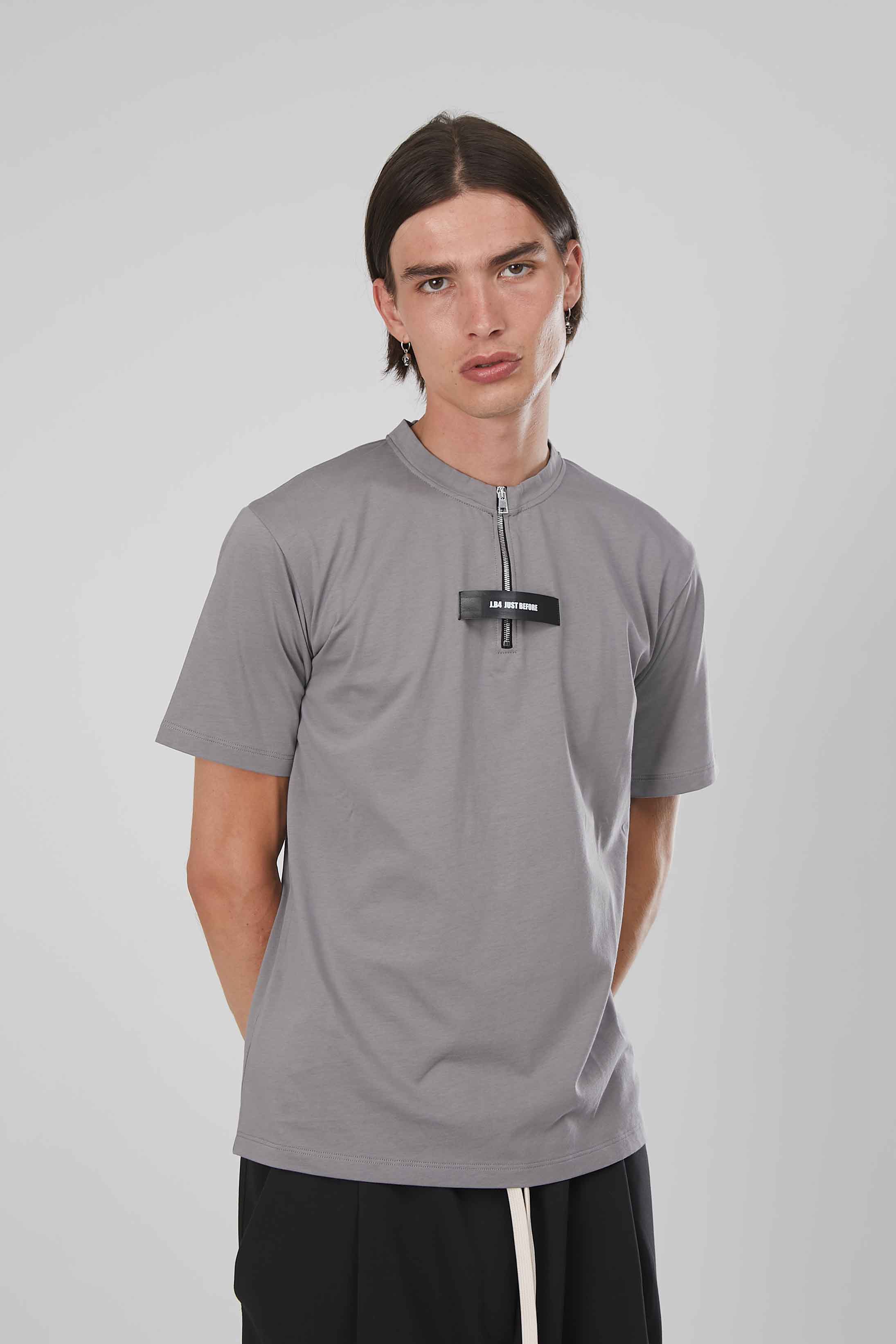 T-SHIRT ZIP CORTA ETICHETTA GREY